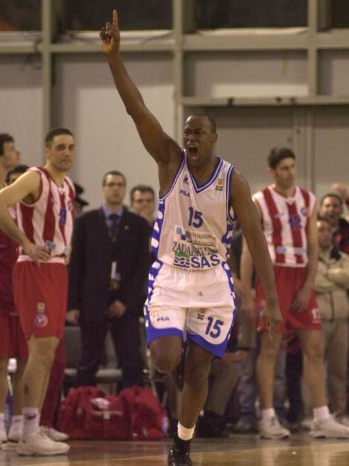 Radost Majkla Miksa kosarkasa Zadra na utakmici Fajnal-fora Jadranske Gudjir lige protiv Crvene zvezde u hali Tivoli u Ljubljani, 03.04.2003. godine