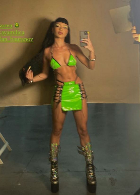 elena kitic telo pevacica u minicu foto