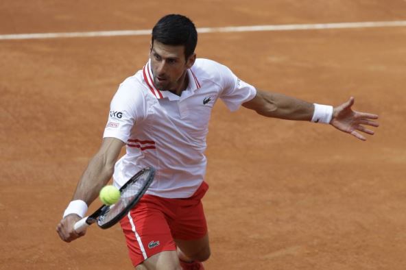 Novak pobesneo tokom meča sa Cicipasom: Uništio reket i reklamu