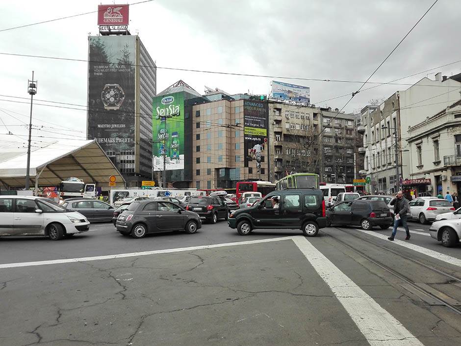 Kako se vozi u kružnom toku ko ima prednost