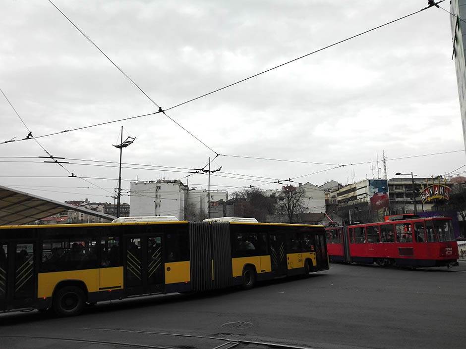 Kako se vozi u kružnom toku ko ima prednost