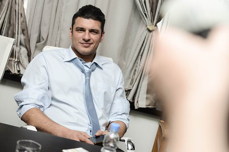 andrija kuzmanovic plata 12.000 dinara u pozoristu živeo s roditeljima 