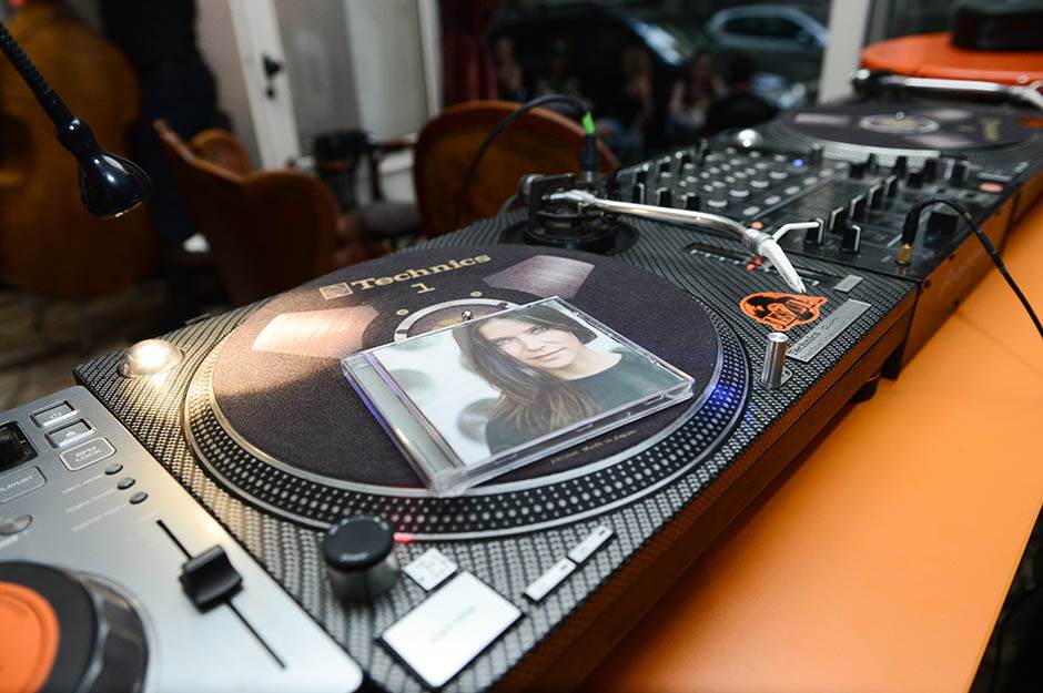 Kako danas izgleda pevačica koja je pevala Dolje na kolena, rak rana Srba i Hrvata?