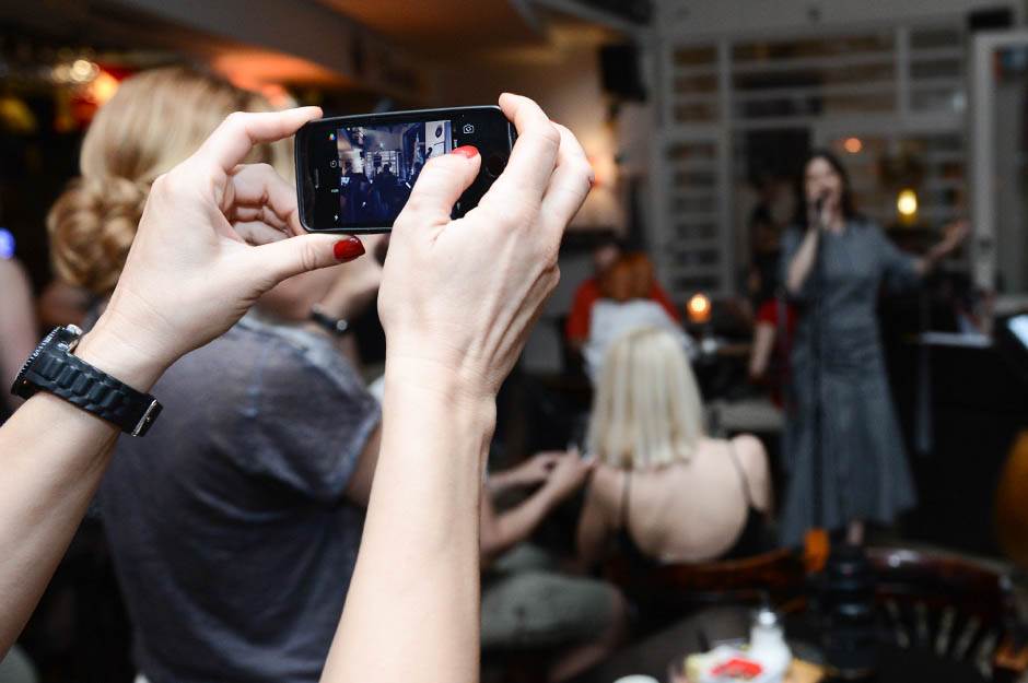 Kako danas izgleda pevačica koja je pevala Dolje na kolena, rak rana Srba i Hrvata?