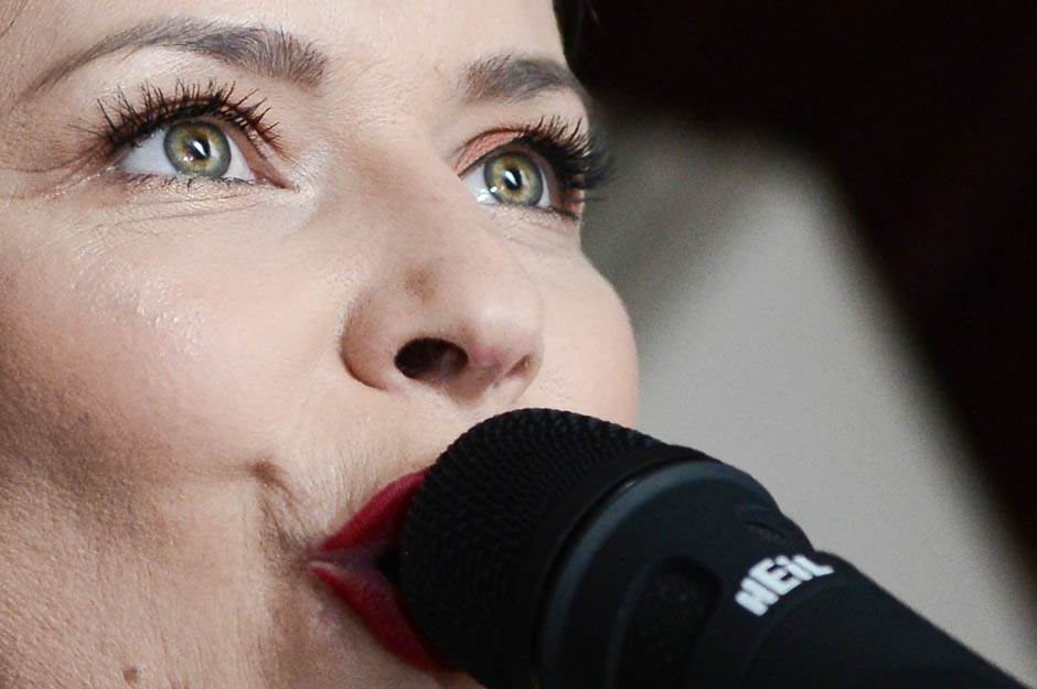 Kako danas izgleda pevačica koja je pevala Dolje na kolena, rak rana Srba i Hrvata?