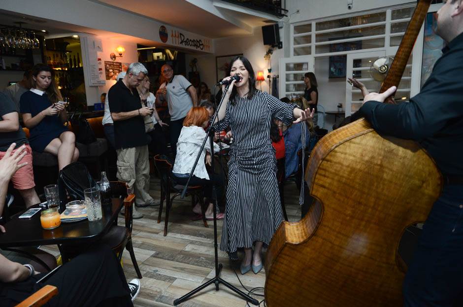 Kako danas izgleda pevačica koja je pevala Dolje na kolena, rak rana Srba i Hrvata?