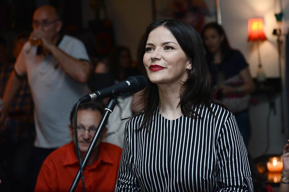 Kako danas izgleda pevačica koja je pevala Dolje na kolena, rak rana Srba i Hrvata?