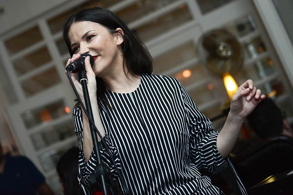 Kako danas izgleda pevačica koja je pevala Dolje na kolena, rak rana Srba i Hrvata?