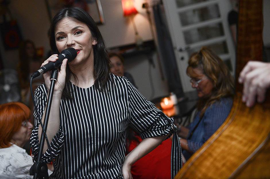 Kako danas izgleda pevačica koja je pevala Dolje na kolena, rak rana Srba i Hrvata?