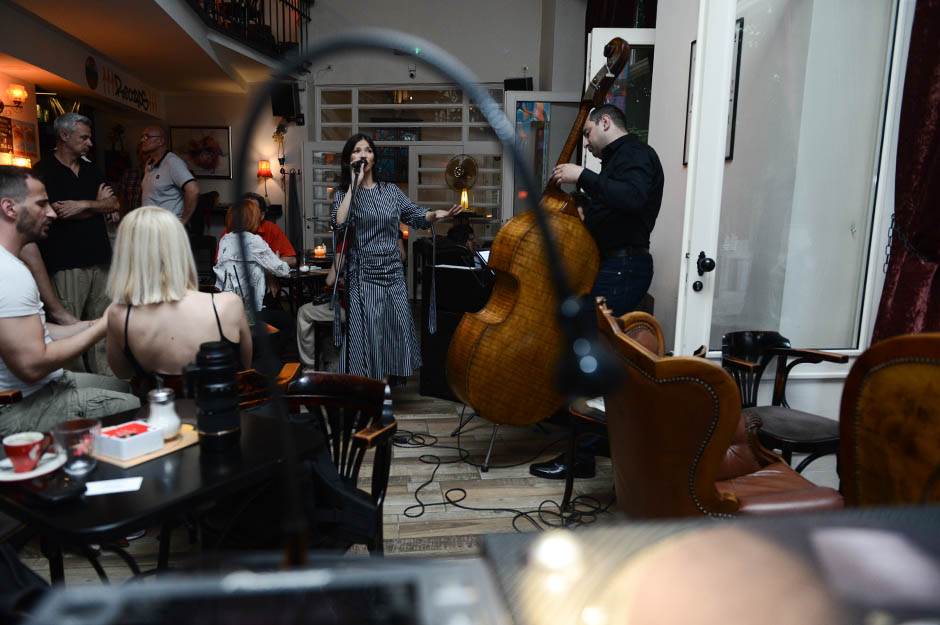 Kako danas izgleda pevačica koja je pevala Dolje na kolena, rak rana Srba i Hrvata?