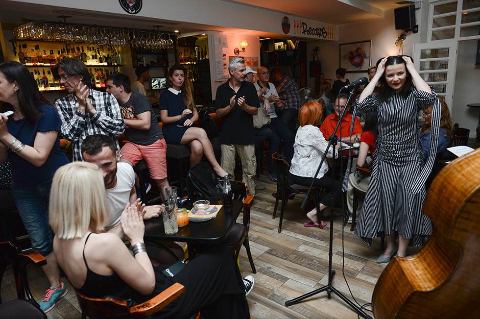 Kako danas izgleda pevačica koja je pevala Dolje na kolena, rak rana Srba i Hrvata?