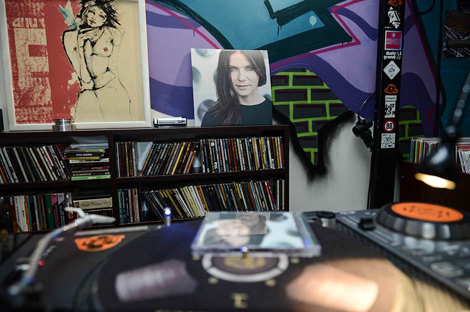 Kako danas izgleda pevačica koja je pevala Dolje na kolena, rak rana Srba i Hrvata?