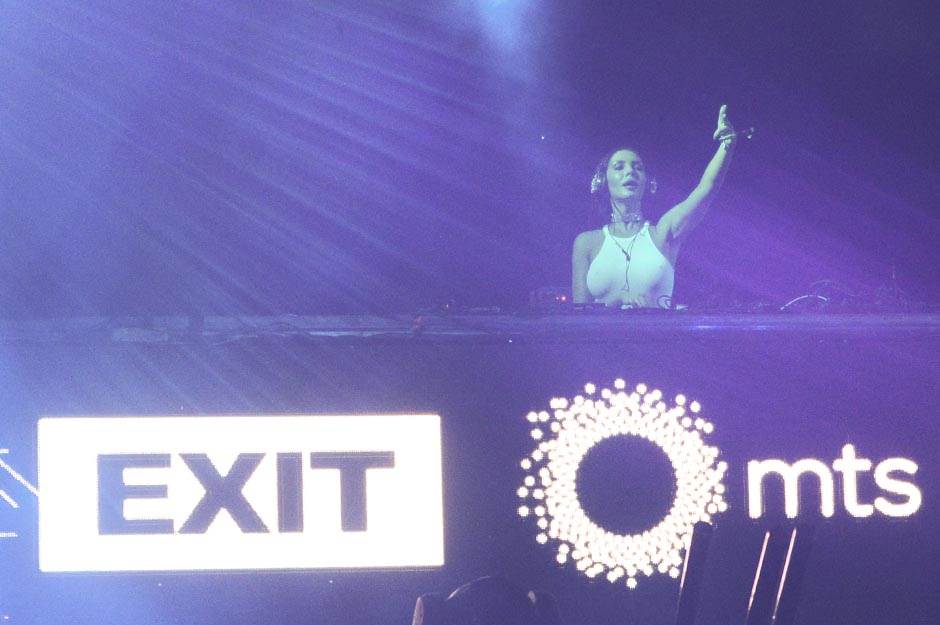 Lejdi Li vrući snimak iz bazena