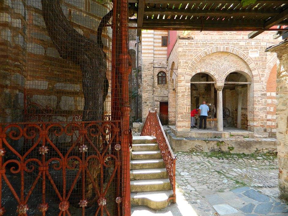 Sveta Gora - Ženske kosti- da li bi ženama trebalo dozvoliti da dolaze? - Anketa