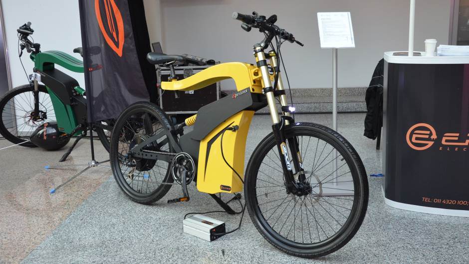 Zagađenje vazduha električni bicikl koji meri zagađenje vazduha