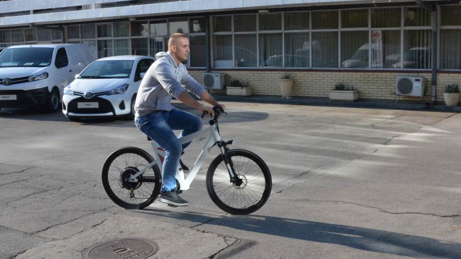 Zagađenje vazduha električni bicikl koji meri zagađenje vazduha