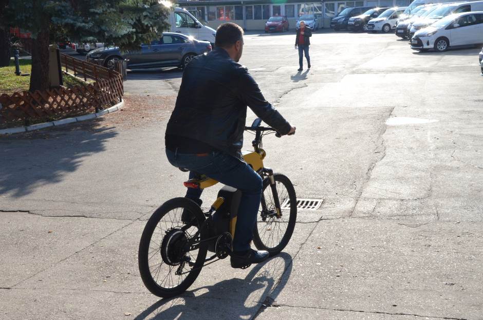 Zagađenje vazduha električni bicikl koji meri zagađenje vazduha