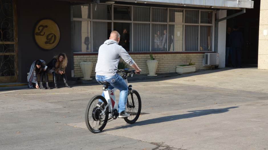 Zagađenje vazduha električni bicikl koji meri zagađenje vazduha