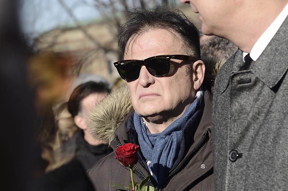 Katarina Radivojević ispred suda pruža podršku Danijeli Štajnfeld