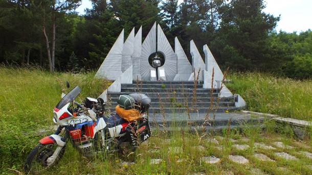 Spomenici bivše Jugoslavije komunistička arhitektura