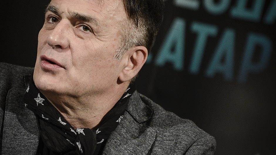 Katarina Radivojević ispred suda pruža podršku Danijeli Štajnfeld