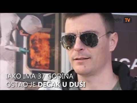 Vuk Kostić u vikendici ima životinjsko krzno razbesneo javnost