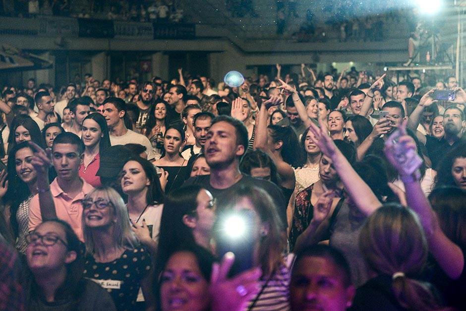 Zbog dojave o bombi prekinut koncert zvezda devedesetih