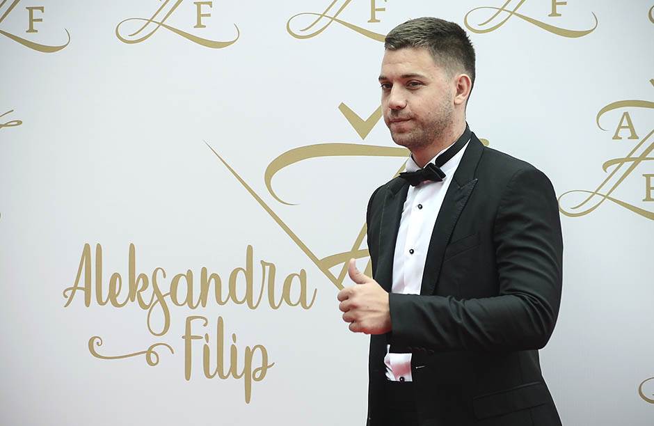 Lepa Brena sa sinom Viktorom na aerodromu vidno raspoložena