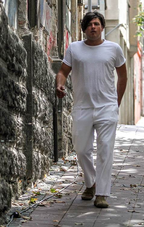 andrija kuzmanovic plata 12.000 dinara u pozoristu živeo s roditeljima 