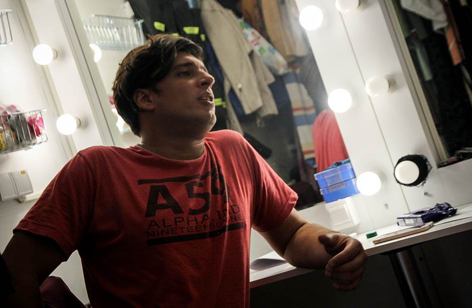 andrija kuzmanovic plata 12.000 dinara u pozoristu živeo s roditeljima 