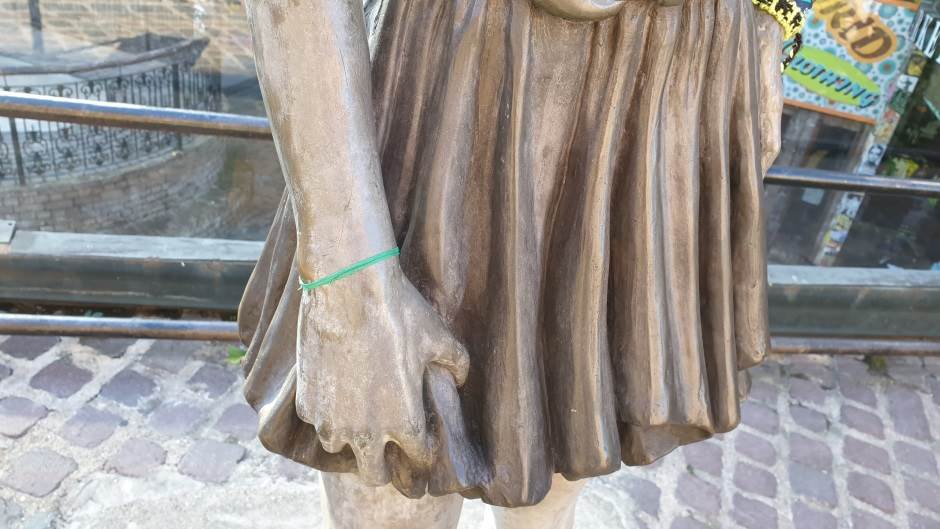 Otac Ejmi Vajnhaus tuži njene drugarice