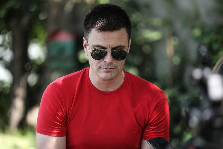 Vuk Kostić u vikendici ima životinjsko krzno razbesneo javnost