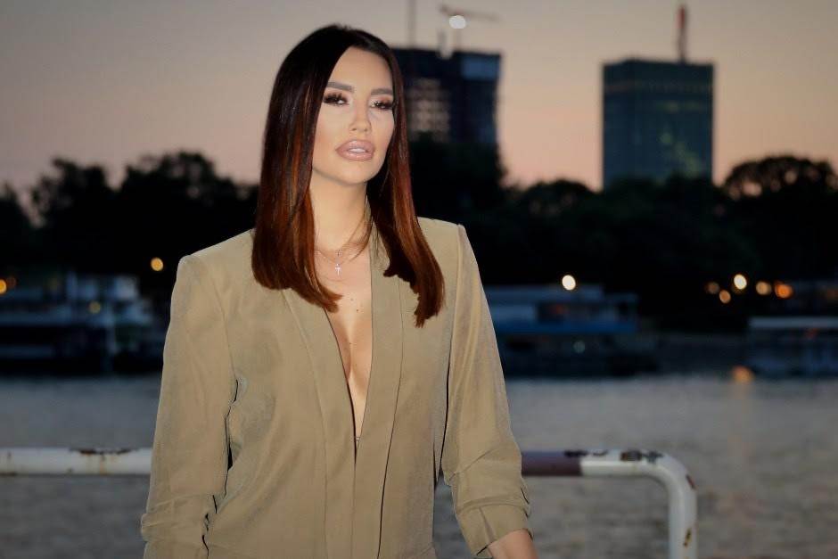 Katarina Grujić i Soraja slike za Noć veštica