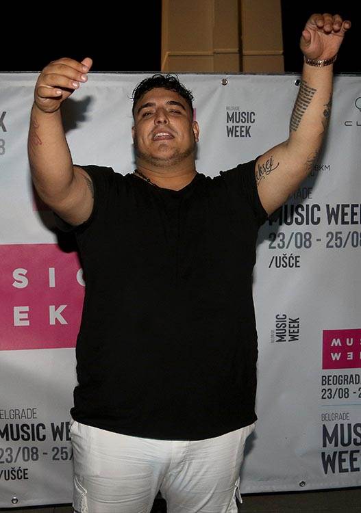 Aca Lukas nova devojka - tukao novu devojku?