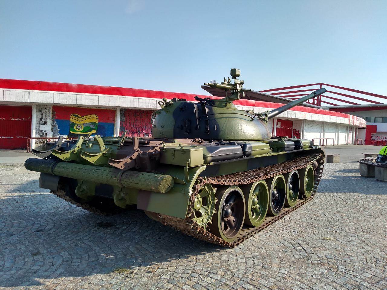 Policijski auto "stojadin" parkiran pored tenka na "Rajku Mitiću" FOTO