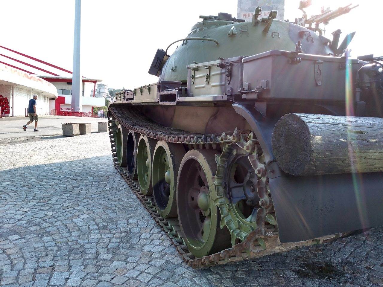 Policijski auto "stojadin" parkiran pored tenka na "Rajku Mitiću" FOTO
