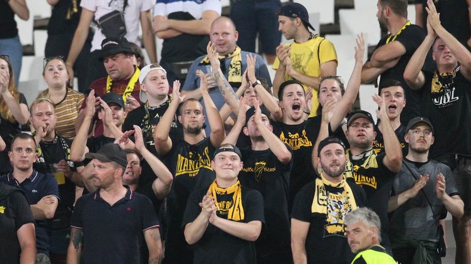 Navijači Jang Bojsa divljali na utakmici protiv Grashopersa