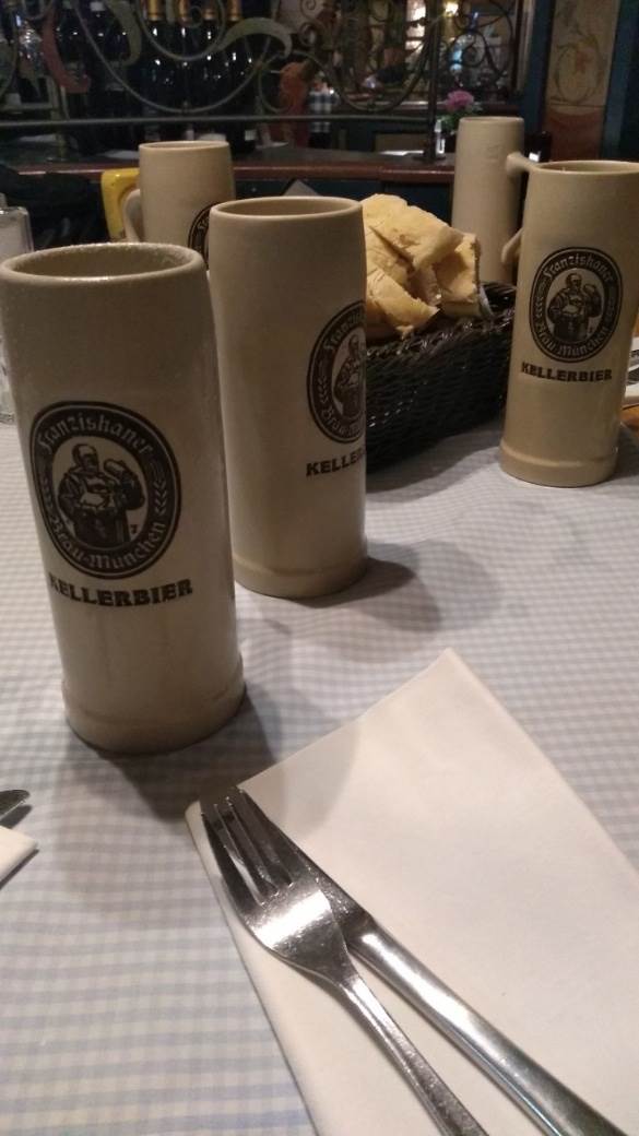 Minhen pivnica Oktoberfest pivo kobasice