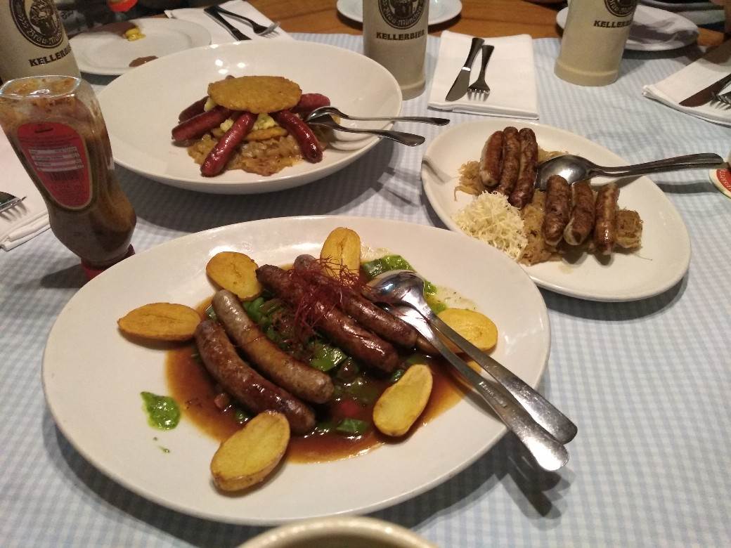 Minhen pivnica Oktoberfest pivo kobasice