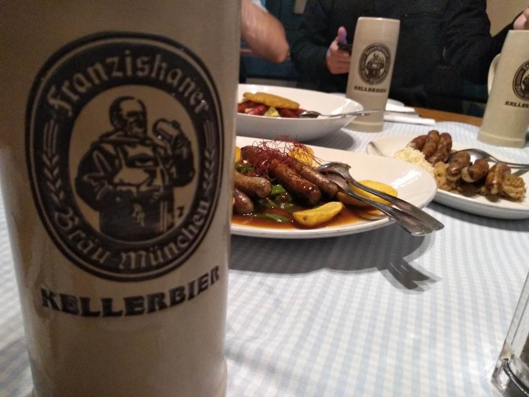 Minhen pivnica Oktoberfest pivo kobasice