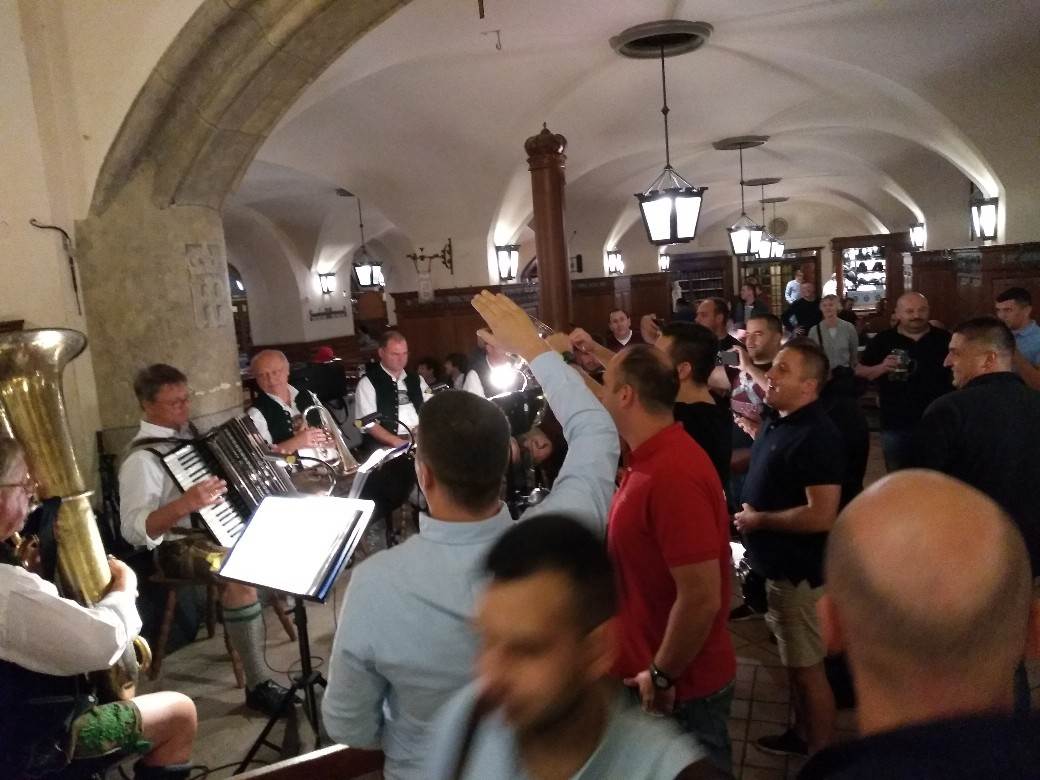 Minhen pivnica Oktoberfest pivo kobasice