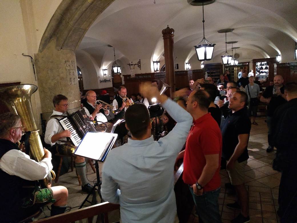 Minhen pivnica Oktoberfest pivo kobasice