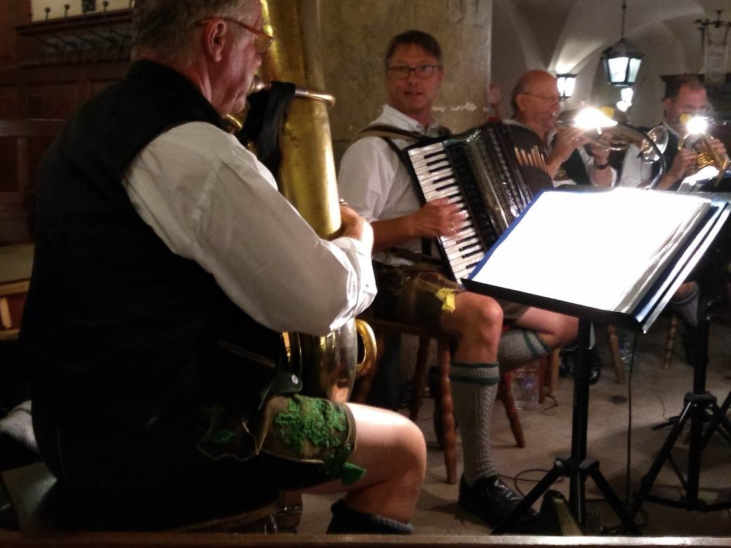 Minhen pivnica Oktoberfest pivo kobasice