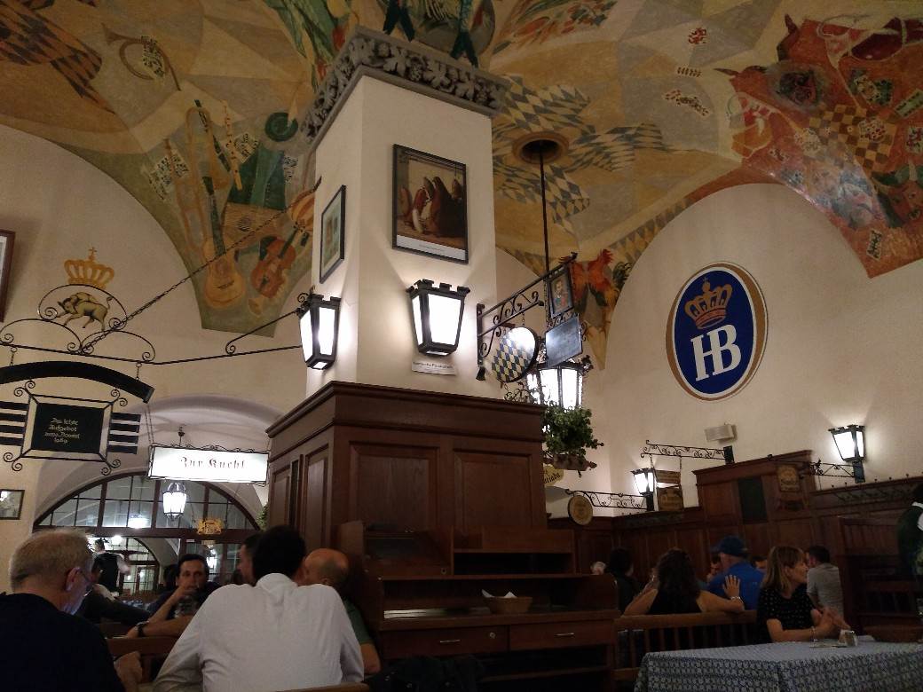 Minhen pivnica Oktoberfest pivo kobasice