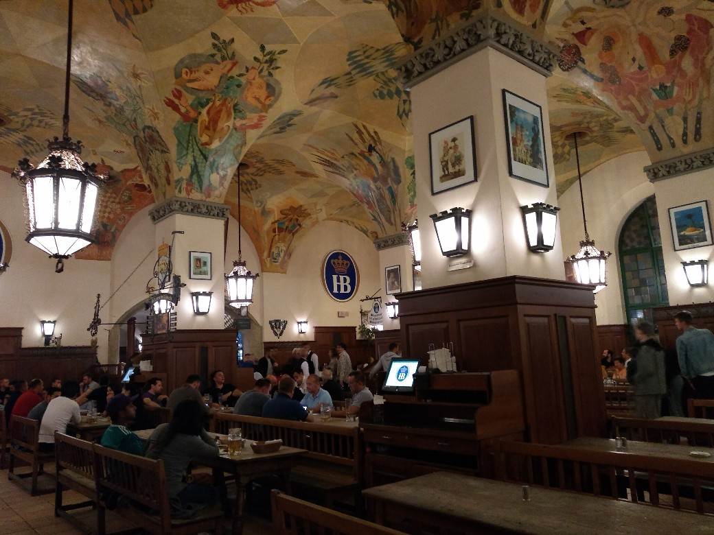 Minhen pivnica Oktoberfest pivo kobasice