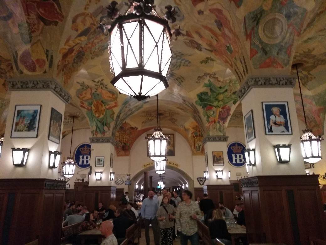 Minhen pivnica Oktoberfest pivo kobasice