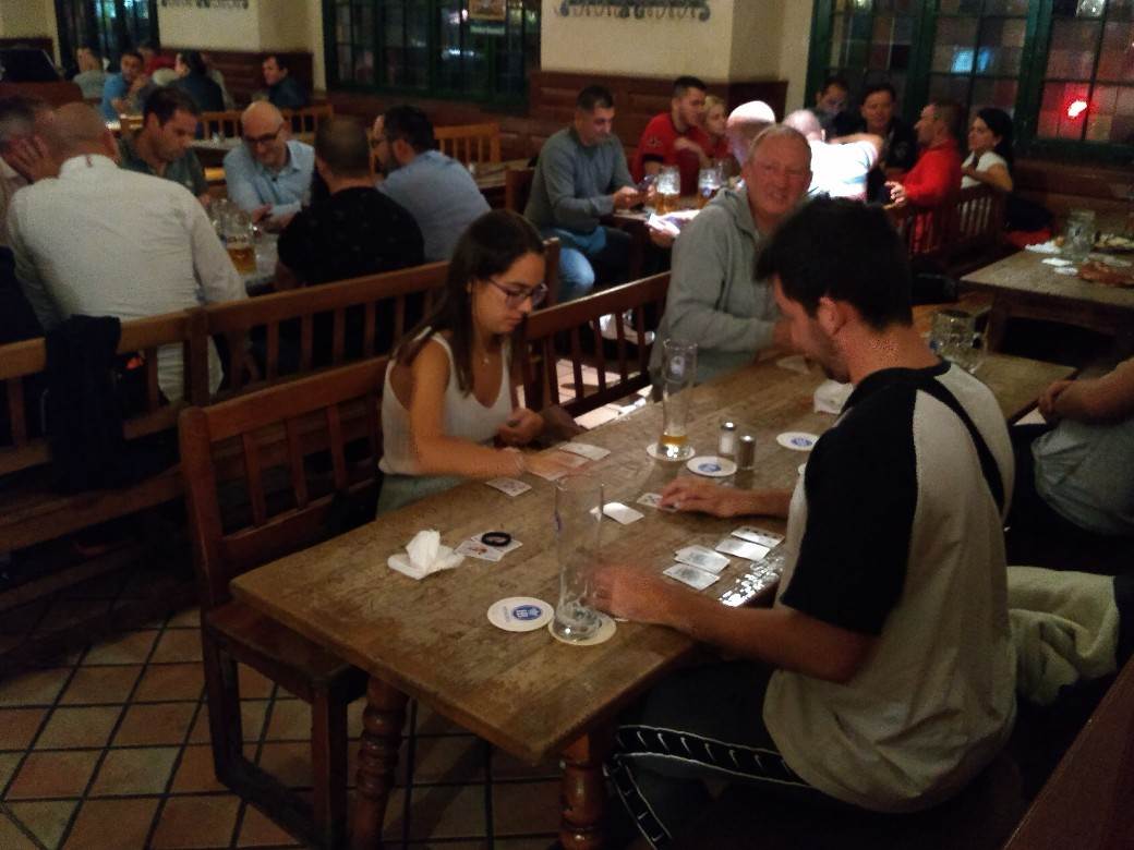 Minhen pivnica Oktoberfest pivo kobasice