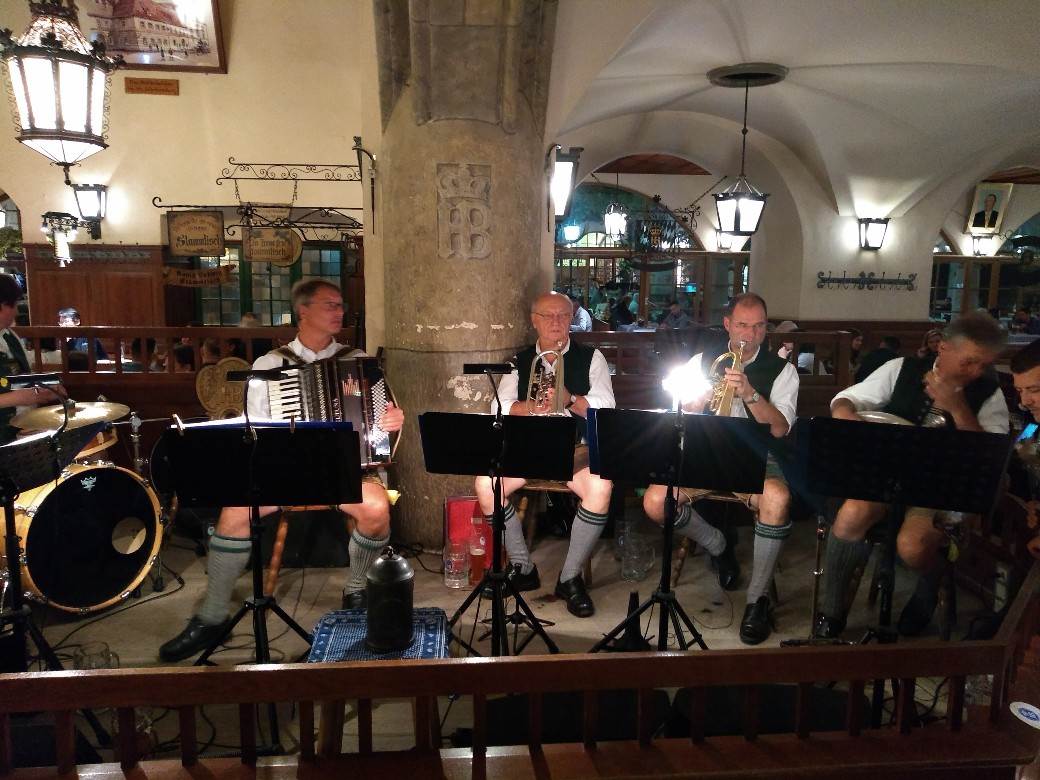 Minhen pivnica Oktoberfest pivo kobasice