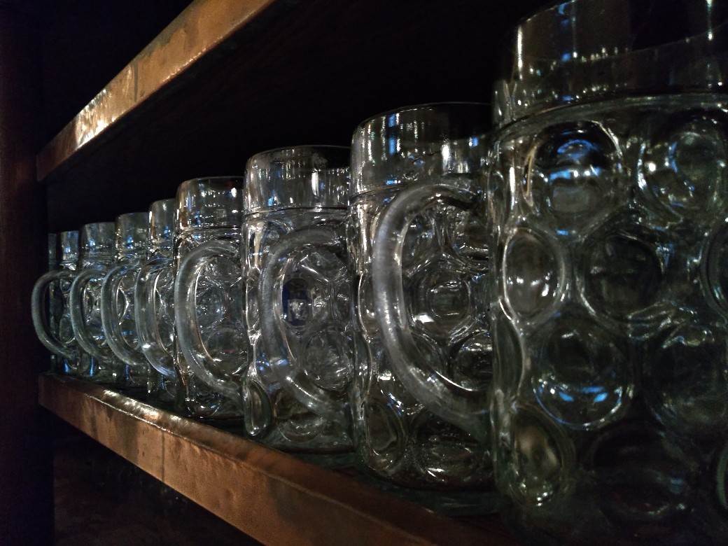 Minhen pivnica Oktoberfest pivo kobasice