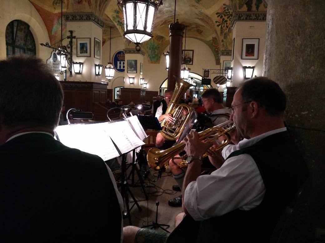 Minhen pivnica Oktoberfest pivo kobasice